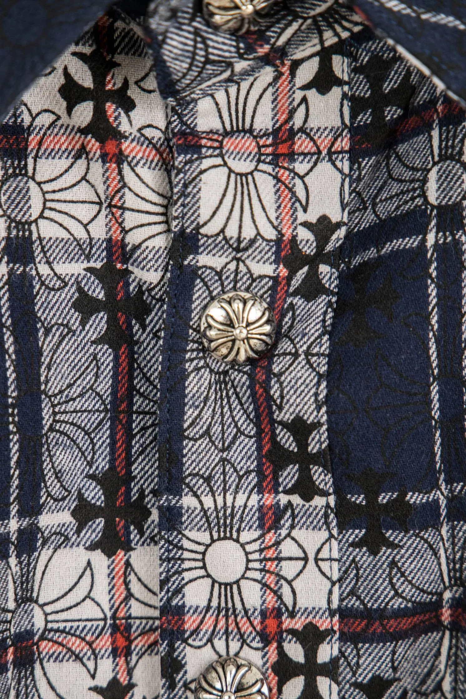 🅿️260 New: Style number: B131 Chrome Hearts classic cashew flower cross all-over printed jacquard long-sleeved casual shirt 1️⃣Customized original jacquard fabric, high-quality pure cotton jacquard plaid fabric, soft and comfortable to the touch, a very high-quality fabric! 2️⃣The details of the workmanship are perfectly controlled. The lining is made of vest hemming, and the cuffs are made of double cross leather labels. It is different from the ordinary version. The collar is also designed with interlining, which shows high-end fashion and personality. The style is fashionable, simple and elegant, and it is a very versatile jacket! 4⃣️Complete accessories, all customized with original versions! Same style for men and women Color: Cashew Purple Sizes: S, M, L, XL